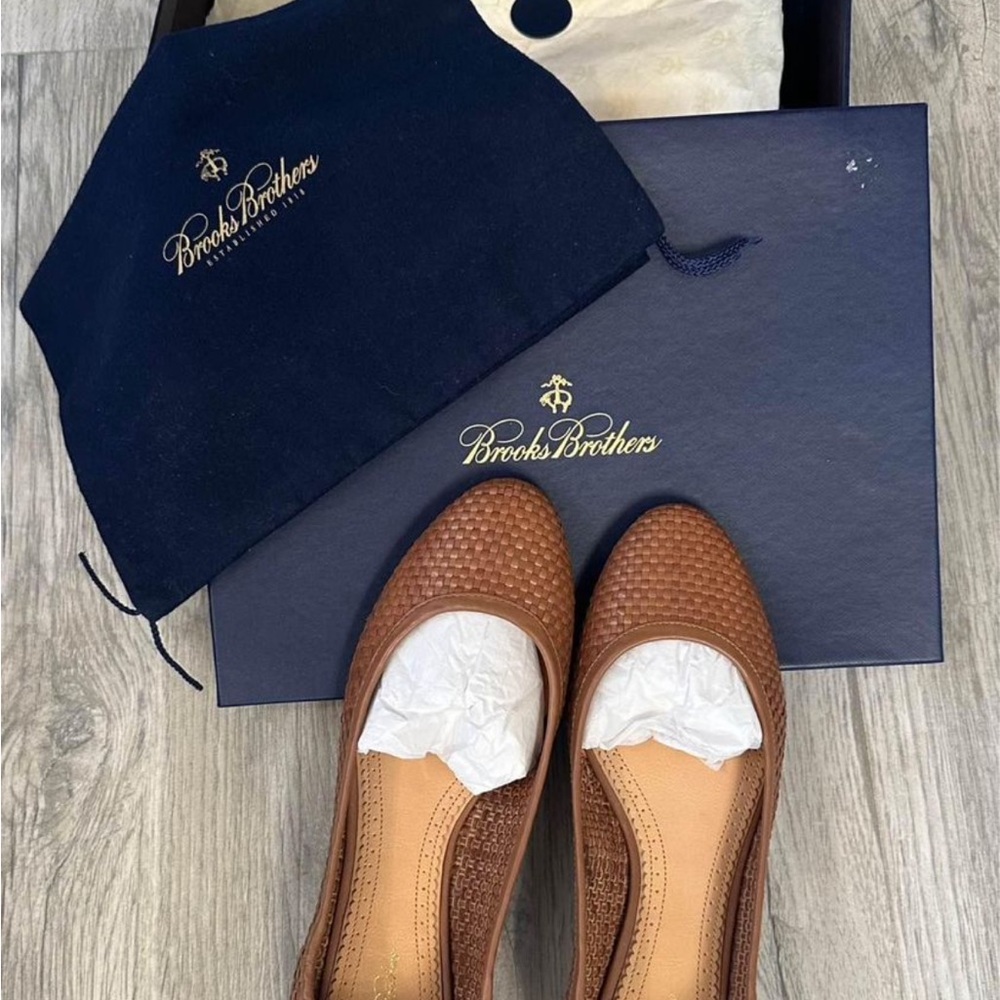 Brooks brothers size 8 flats. Brand new in box/ dust bag